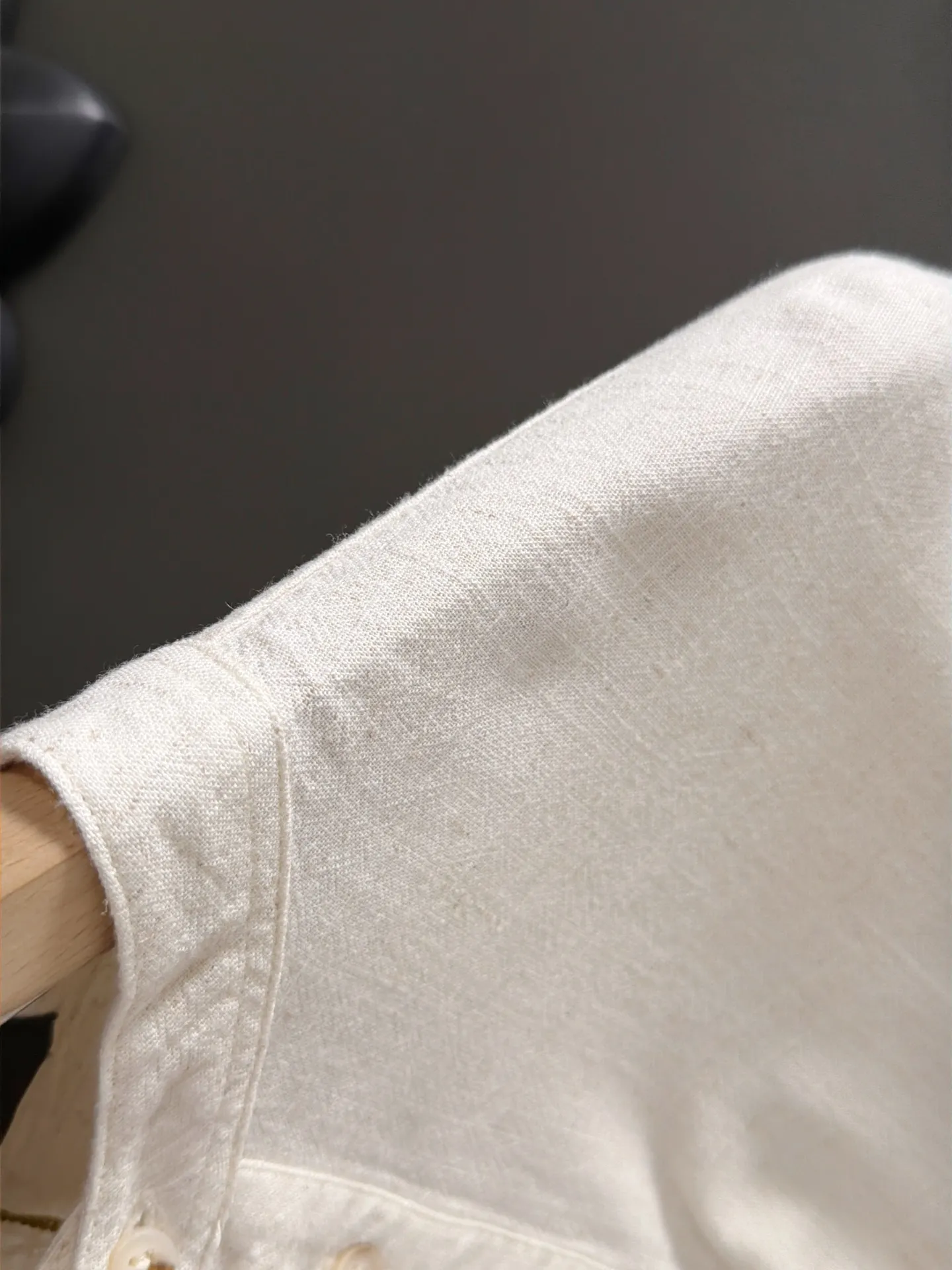 Next day shipment LP high quality Loro Piana 26ss autumn and winter New Arrival linen shirt set Made of one-on-one combed cotton yarn knitted linen fabrics, no pressure in and out of the counter Exclusive control of raw materials It feels substantial when weighed, and the upper body is more textured than ordinary T-shirts. This texture can cope with the weather easily and is suitable for both hot and cold! Loose fit design, looks noble. The only correct version is available Size: M to XXXL